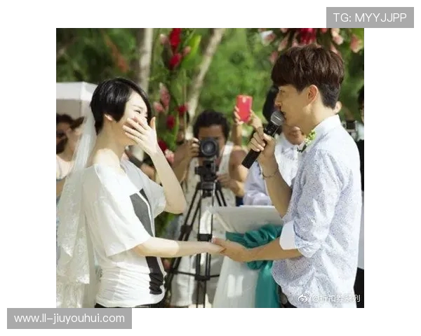 足球场上的浪漫求婚瞬间 让爱与激情在绿茵场上绽放